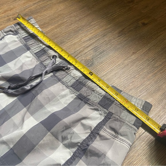 Lululemon Plaid Women's Athletic Shorts in Gray - Picture 10 of 12